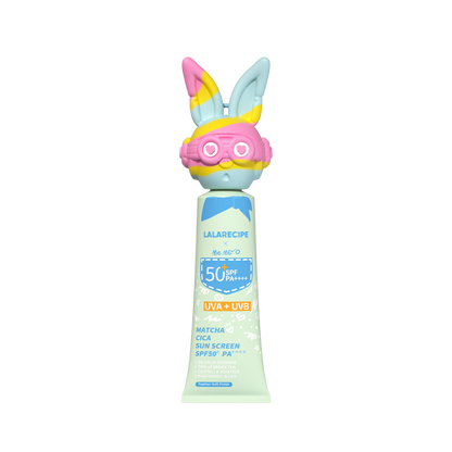 Applicazione crema solare SPF50+ su pelle sensibile per ridurre i rossori e proteggere dai raggi UV.
