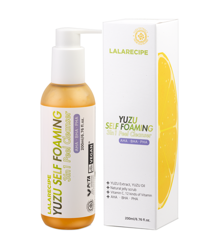 Deterge, esfolia e illumina in un solo gesto. Prova il detergente Yuzu Vita C Self Foaming: la schiuma attiva che elimina impurità e macchie. Pelle radiosa!