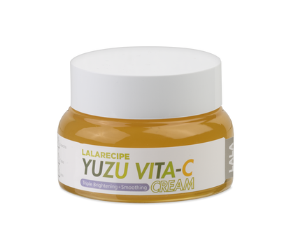 Texture soffice e idratante della crema viso allo Yuzu per una pelle radiosa.