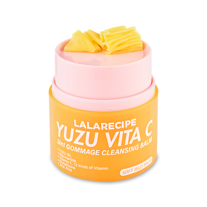 Texture in balsamo con micro-granuli per un gommage viso delicato alla Vitamina C.