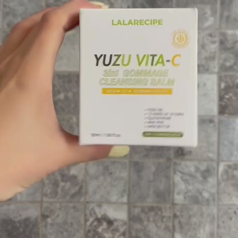 Rimozione del trucco e impurità con il balsamo detergente allo Yuzu per un viso pulito.